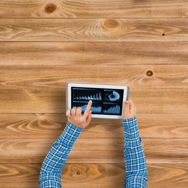 tablet pc ile diyagramları kullanarak eller 