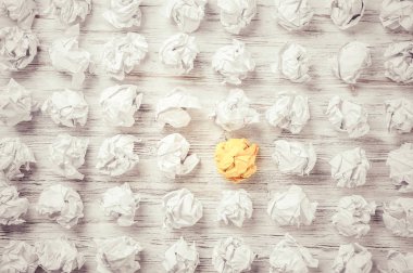 Buruşmuş kağıt toplar. 