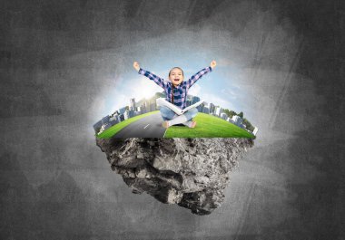 yüzen ada üzerinde oturan çocuk mutlu