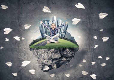 yüzen ada üzerinde oturan çocuk mutlu