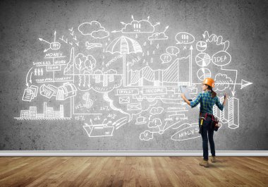 Kask içinde mühendis kadın arkadan görünüm 