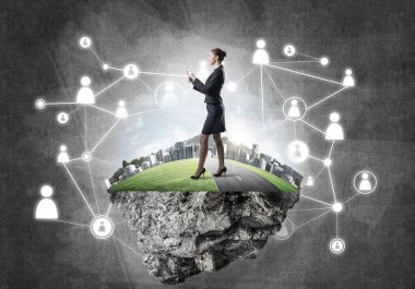 Adası üzerinde şık iş kadını 