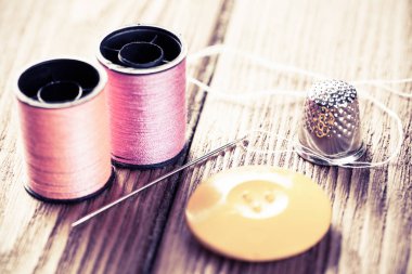 dikiş seti aksesuarları masada 