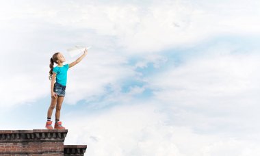 Mutlu sevimli kız bina 