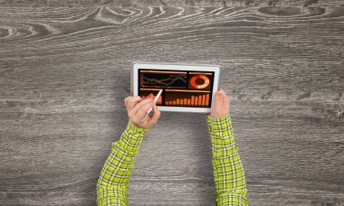 tablet pc ile diyagramları kullanarak eller 