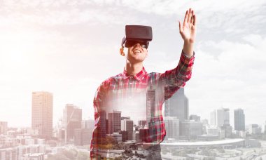 Sanal gerçeklik kulaklığı olan adam.