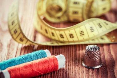 dikiş seti aksesuarları masada 