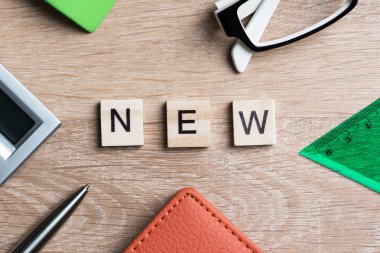 ahşap küpleri ile toplanan kelime