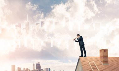 işadamı Çatının kenarında elbiseli