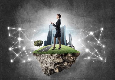 Adası üzerinde şık iş kadını 