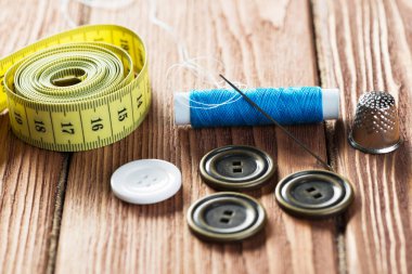 dikiş seti aksesuarları masada 