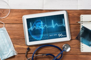 Beyaz tablet pc ve doktor araçları 