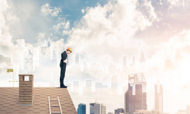 erkek takım elbise ve kask