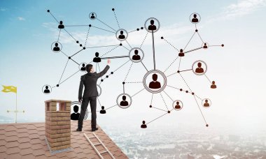 adam çatıda sırt ile ayakta 