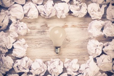 topları buruşuk kağıt ve ampul