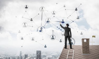 adam çatıda sırt ile ayakta 