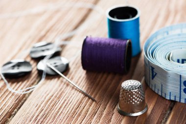 dikiş seti aksesuarları masada 