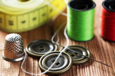 dikiş seti aksesuarları masada 