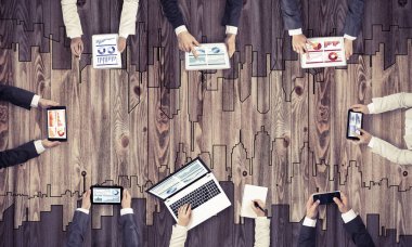 insanlar aygıtlarla birlikte çalışan eller 