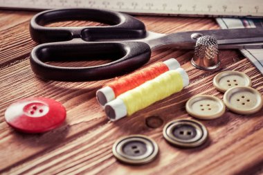 dikiş seti aksesuarları masada 