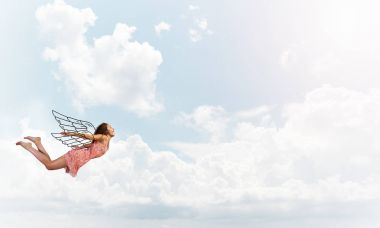 Gökyüzünde uçan kadın