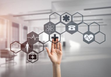 Tıp kavramı simgesiyle dokunmadan kadın