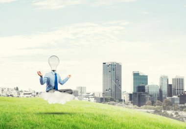 Lotus poz oturan işadamı