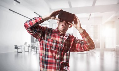 Sanal gerçeklik kulaklığı olan adam.