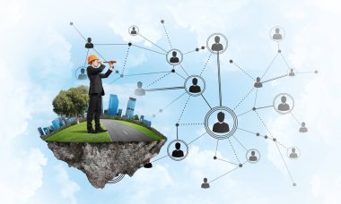  adam yeşil ada üzerinde yüzen 