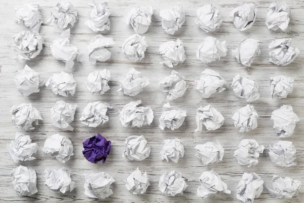 Buruşmuş kağıt toplar. 