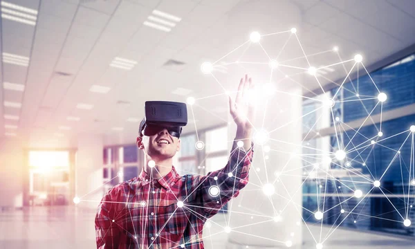 Man with virtual reality headset — Stock Photo, Image