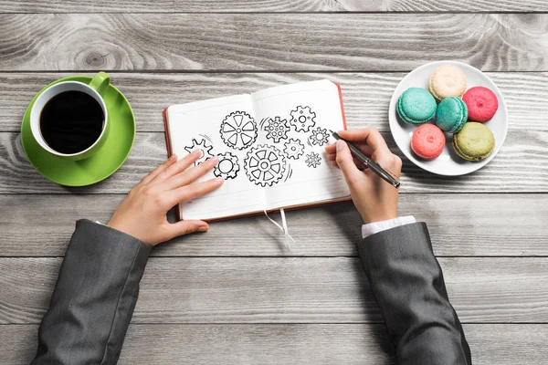 Not defteri vites düzeneği çizim eller 