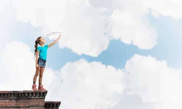 Schattige gelukkige jongen meisje op gebouw — Stockfoto