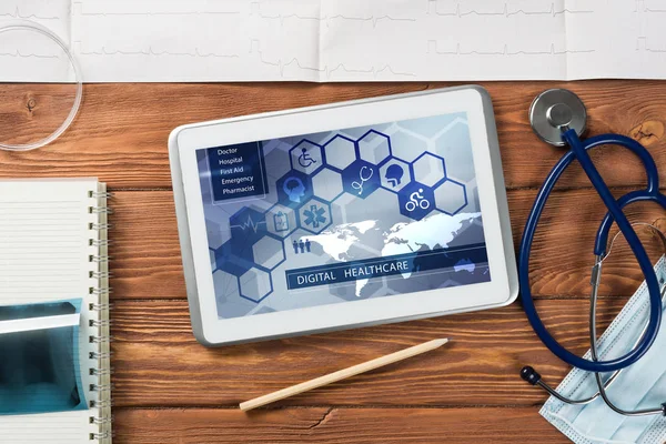 Білий планшетний ПК та інструменти лікаря — стокове фото