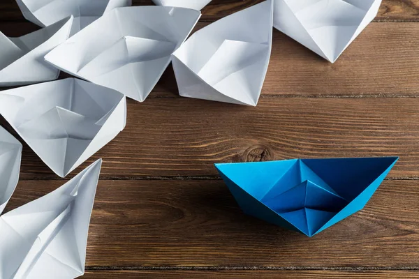 Beyaz ve renkli kağıt tekneler ahşap masa üzerinde