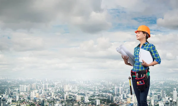 Ingeniera mujer con plano — Foto de Stock