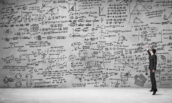 Enseignant dessinant des formules scientifiques — Photo