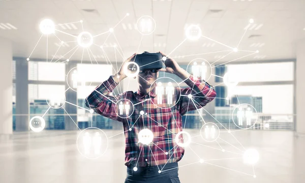 Homme avec casque de réalité virtuelle — Photo