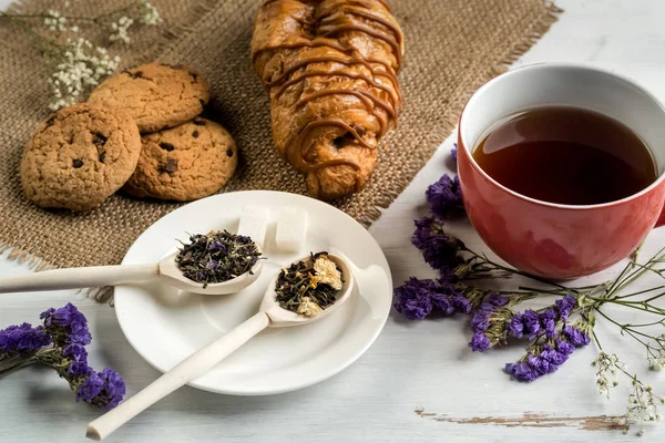 Herbaty ziołowe i słodkie ciasteczka — Zdjęcie stockowe