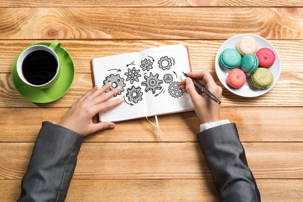 Not defteri vites düzeneği çizim eller 