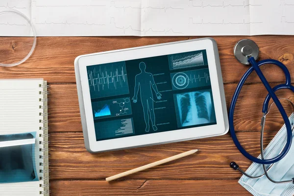 Tablette blanche pc et outils de médecin — Photo