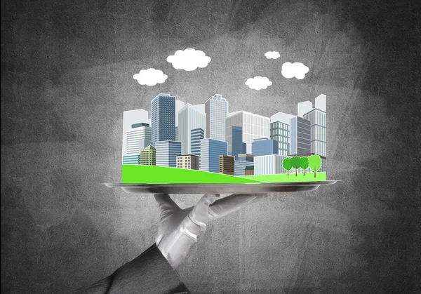 Şehir modeli ile tepsi tutan el 