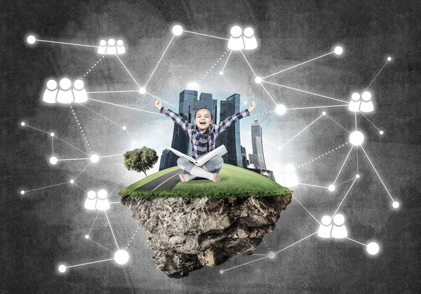 kitap yüzen ada üzerinde oturan kızla 