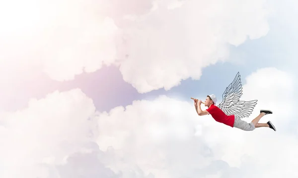 Fiatal férfi repül az égen — Stock Fotó