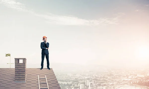 Inżynier, stojąc na dachu — Zdjęcie stockowe