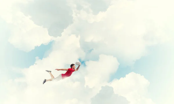 Молодий чоловік літає в небі — стокове фото
