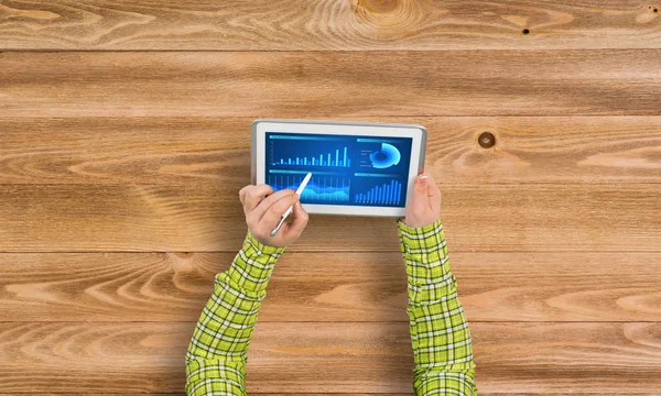 Mains en utilisant tablette pc avec des diagrammes — Photo