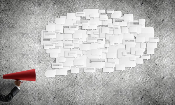 Holding kağıt trompet işkadını el 