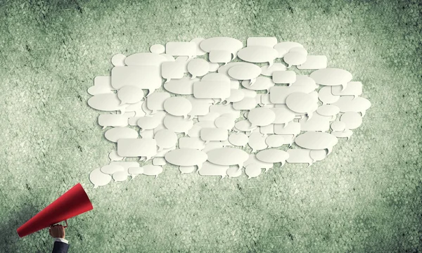 Holding kağıt trompet işkadını el 