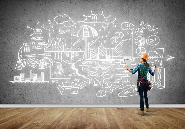 Kask içinde mühendis kadın arkadan görünüm 